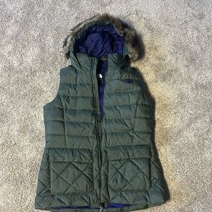 Women’s puffer north face vest with hood (large)